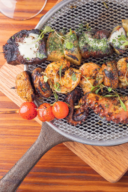 木桌上一套不同的肉和海鲜串图片下载