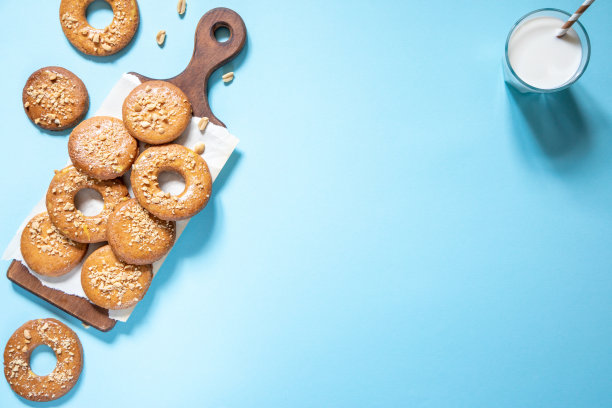 以时尚的蓝色背景为背景的自制花生酥饼。花生饼干。平铺，放置文字，食物背景图片下载