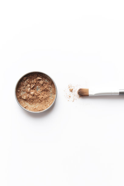 容器中的淡棕色眼影和眼影或化妆刷图片下载