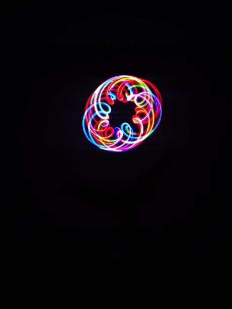 特写的霓虹多色螺旋线几何抽象图案孤立在黑色背景与复制空间。采用长曝光技术制作。几何图案。摆的模式。图片下载