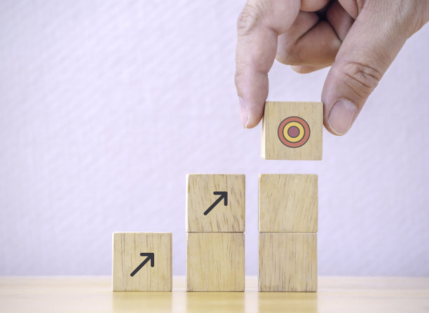 商人把用箭头排列的木立方体堆叠的台阶楼梯放到目标。企业成就目标和成长成功的客观概念。图片下载