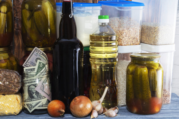 装着纸币的玻璃罐。背景下的产品。保持的钱。投资。金融危机。美元增长率下降图片下载