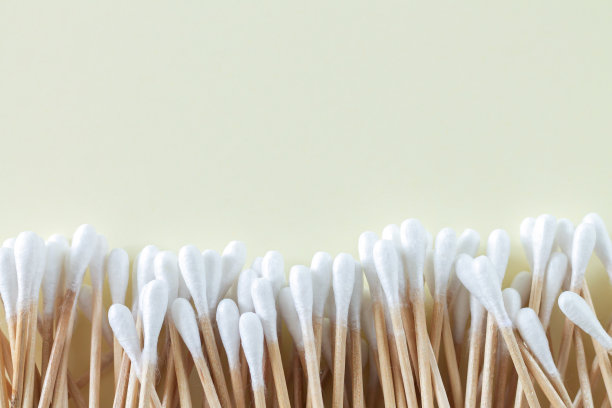 头顶上堆着竹竿、棉签或花蕾图片下载