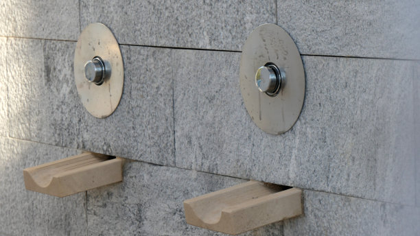 现代设计的推式水龙头和排水装置图片下载