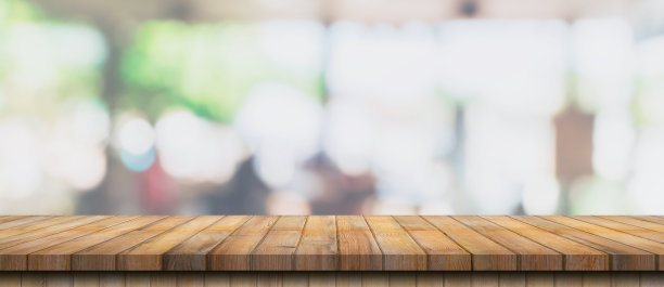 以散景为背景的咖啡店和咖啡厅的空木桌和模糊的光桌。产品显示模板。图片下载