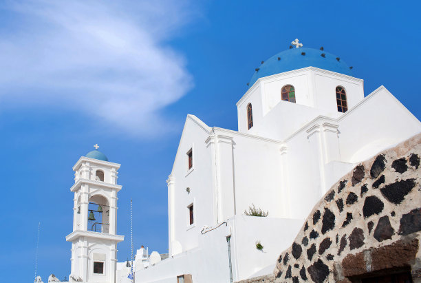 希腊基克拉迪斯岛圣托里尼岛的蓝色圆顶教堂图片下载