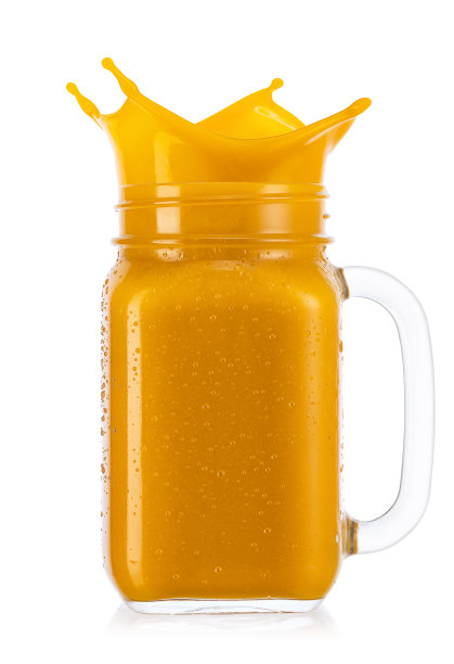 梅森罐的芒果冰沙孤立的白色图片下载