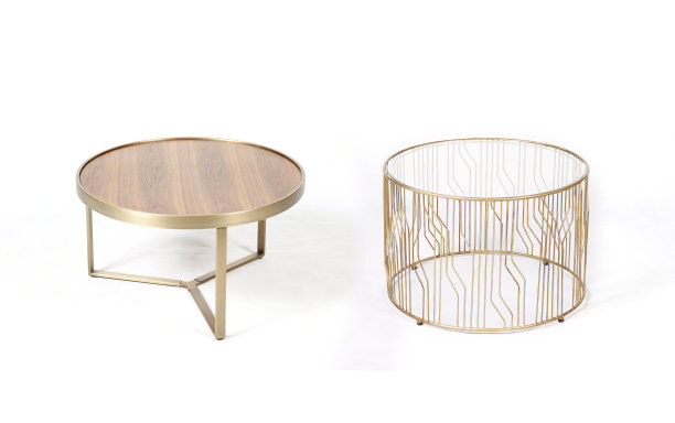 两张现代的金色金属咖啡桌孤立在白色的背景上图片下载