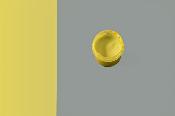 照明和终极灰色的纸背景- 2021年的时尚颜色和一个黄色的马克杯在上面。图片下载