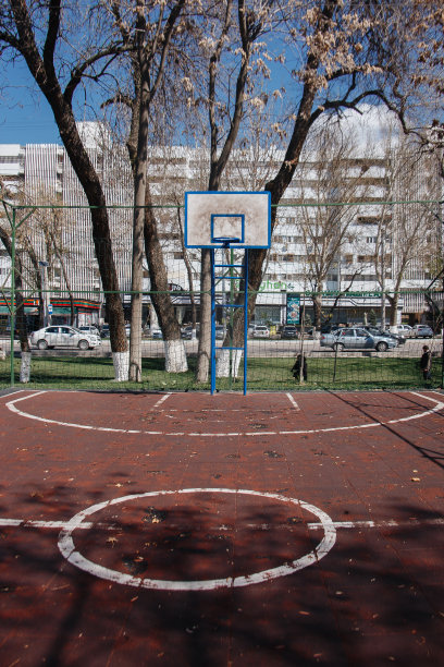 废弃的旧篮球场图片下载
