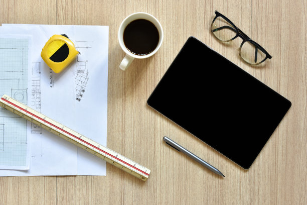 建筑师办公桌的俯视图，上面有用于绘图的设备，钢笔在木桌上勾画出想法，现代建筑技术的概念与写字板一起工作图片下载