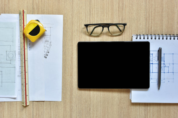 建筑师办公桌的俯视图，上面有用于绘图的设备，钢笔在木桌上勾画出想法，现代建筑技术的概念与写字板一起工作图片下载