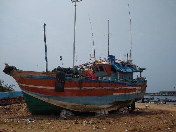 喀拉拉邦Thiruvananthapuram的Vizhinjam港被遗弃的渔船图片下载