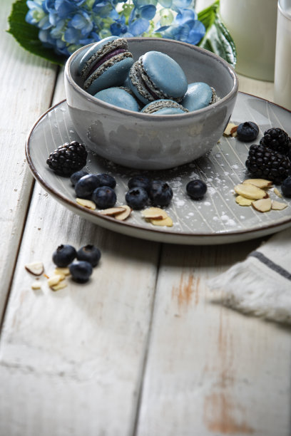 马卡龙蓝莓饼干甜糕点与浆果库存照片图片下载