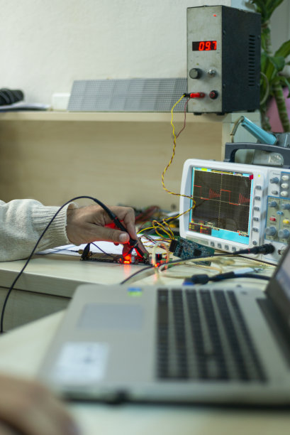 修理/测试电子电路的高级成年人图片下载