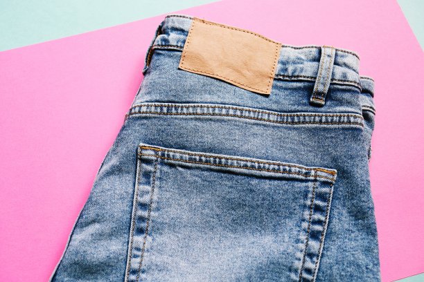 时尚高腰牛仔裤特写摄影。平躺时尚女装，俯视图照片图片下载