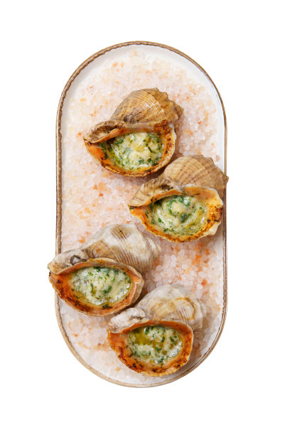 用酥油煮的虾壳。盘子里有海鲜。孤立在白色背景上。图片下载