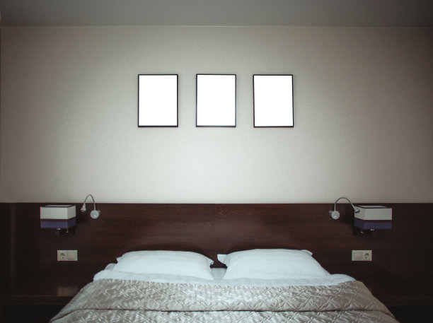 一个舒适的酒店卧室的室内在早上的豪华风格。黑色木制相框模型图片下载