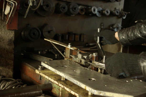 工作机器和工人的手戴手套图片下载