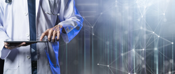 医生使用智能手机平板电脑未来数字数字数据分析背景，医疗保健医院和云数据数字技术理念图片下载