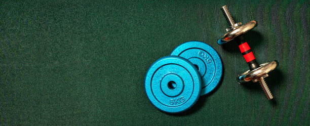 绿色垫子上的运动器材图片下载