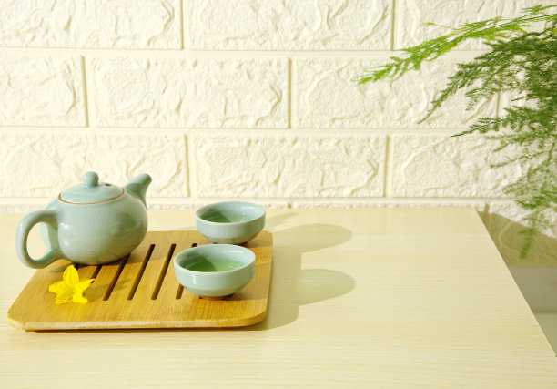 木桌上的陶瓷茶具，白色大理石背景，复制空间图片下载