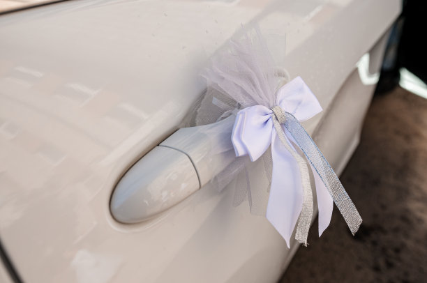 婚礼上的汽车装饰。新婚夫妇车上的装饰品。婚礼上的仪仗队图片下载