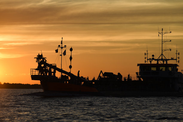 日落时分河上的渔船。图片下载