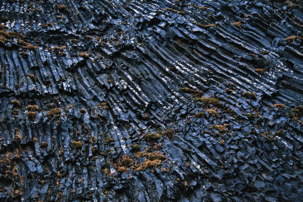 冰岛黑沙滩岩石的岩层和形状图片下载