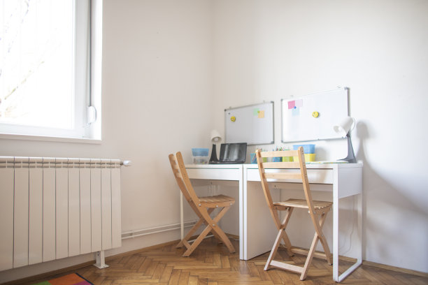 孩子们的房间里有书桌和学习用品图片下载