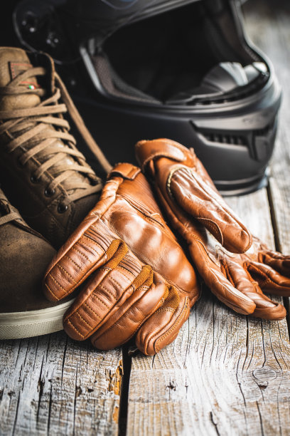 安全摩托车配件。皮手套，头盔和鞋图片下载