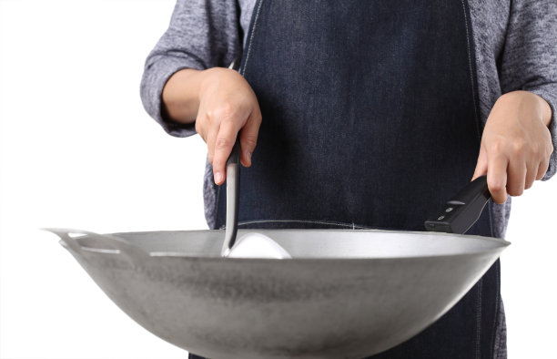 年轻女子女孩烹饪用铁锅孤立在白色的背景图片下载