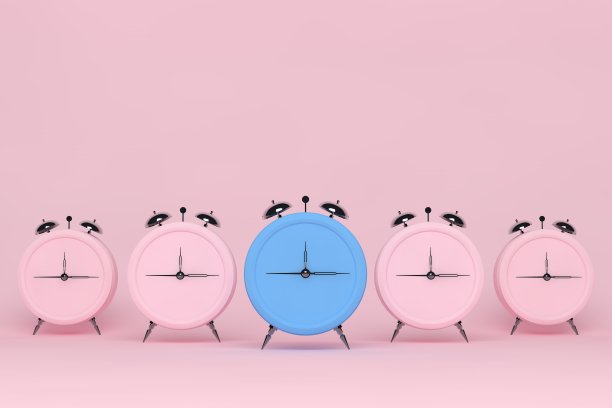 粉色和蓝色闹钟在粉红色的背景图片下载