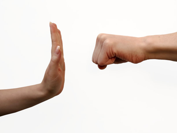 两只孤立的手:在白色背景下，一名男子的手握拳以示威胁，一名女子的手表示停止。停止暴力和虐待。性别观念的家庭暴力或性别歧视图片下载