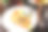 盘子里的烤鱼配上蔬菜和酱汁图片下载