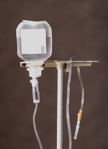 灰色背景上有医疗点滴静脉注射图片下载