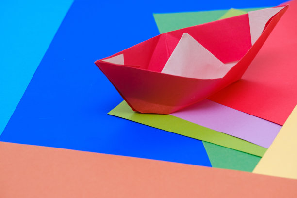 背景的彩色纸和纸船从俯视图图片下载