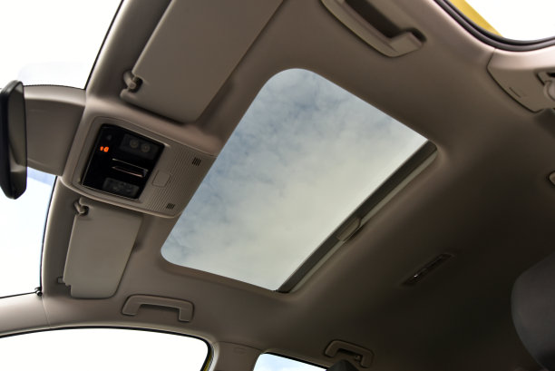 汽车顶棚上的窗户图片下载