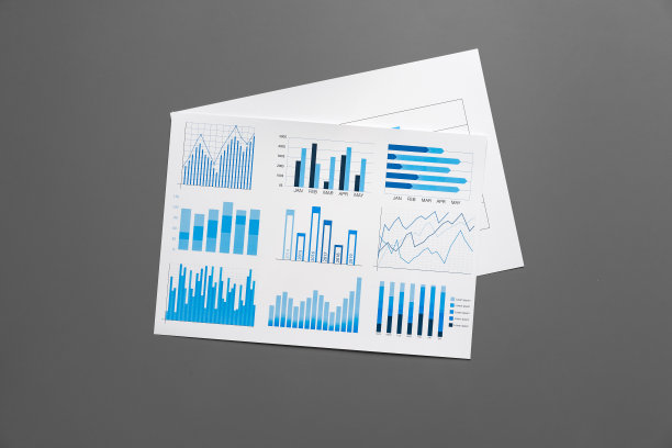 灰色表格上有图表和图表的财务论文图片下载