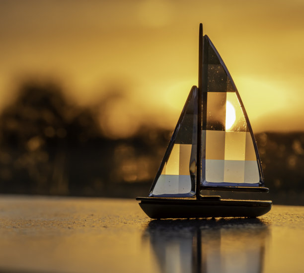 日出中的水晶游艇图片下载