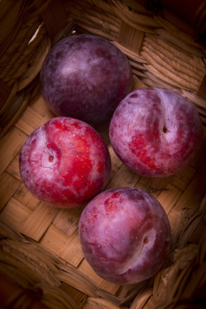 厨房的篮子里有新鲜水果图片下载