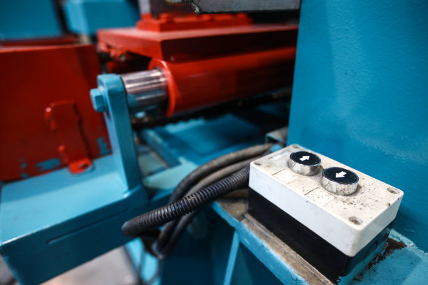 金属加工厂生产机器的上下键图片下载