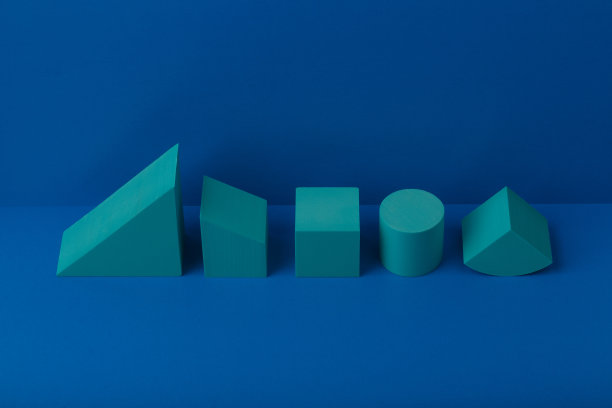 抽象几何背景与蓝色几何图形上的蓝色背景与文本空间图片下载