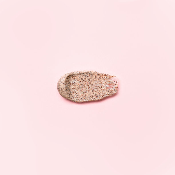 在粉色的背景上涂上咖啡色和杏黄色的磨砂膏，美丽抽象概念，拷贝空间，传单，美容院优惠券图片下载