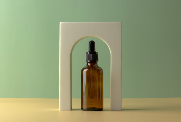 静物画，在装饰的拱门上有一个带脸部油或血清的滴瓶。图片下载