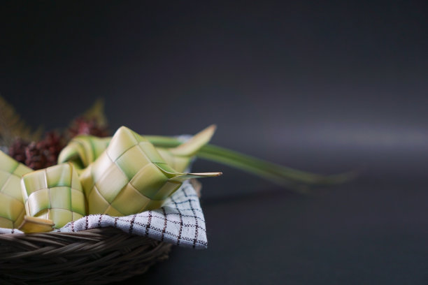 特写克图帕特斋月在黑色背景图片下载