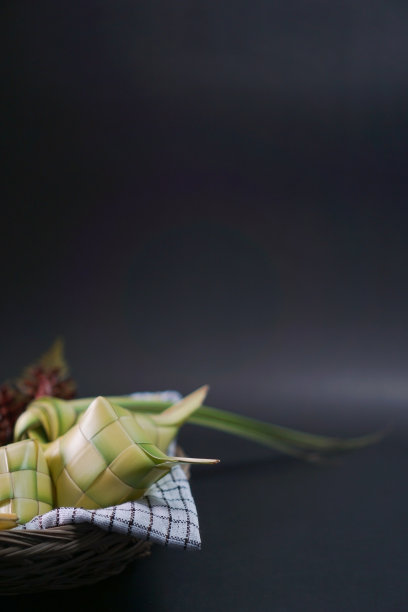 特写克图帕特斋月在黑色背景图片下载