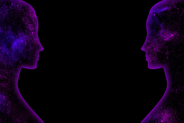 黑色背景上的女性紫色和蓝色恒星宇宙剪影图片下载