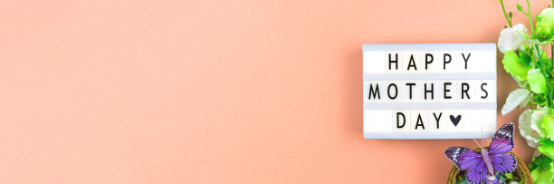 快乐母亲节文字平铺横幅与米色背景和灯箱，春天和节日概念与鲜花，俯视图图片下载