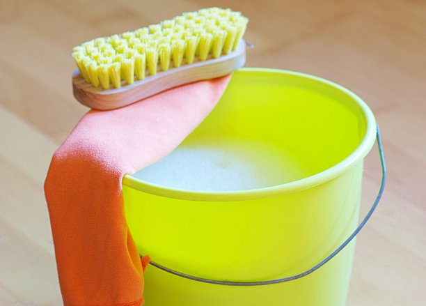 黄色的石膏桶和刷子图片下载